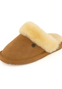 Bruine suede pantoffel met een beige nepbont manchet, ronde vorm en een zwarte accentknop aan de zijkant. Zachte textuur en rubberen zool.