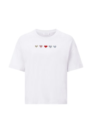 T-shirt blanc à manches courtes ornée de cinq cœurs brodés en or, rouge et bleu, avec un col rond et une coupe ample.
