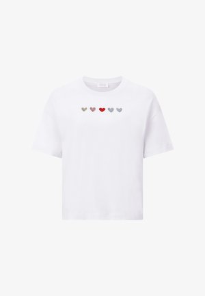 Hvid kortærmet T-shirt med fem broderede hjerteformer i guld, rød og blå, rund halsudskæring og løst fit.