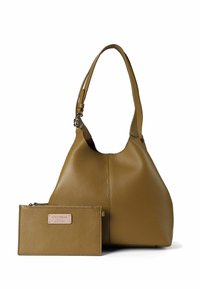 Borsa in pelle verde oliva con texture liscia, dotata di una tracolla ampia e un piccolo portacarte abbinato con targhetta logo.