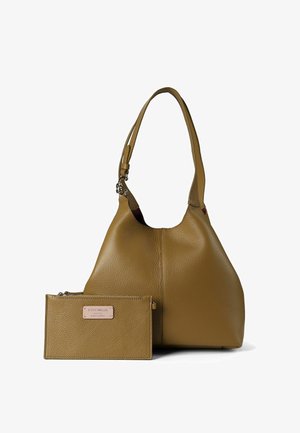 Bolso de cuero en verde oliva con textura suave, que cuenta con una correa ancha para el hombro y un pequeño tarjetero a juego con una placa con el logo.