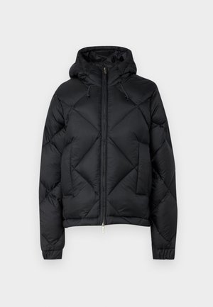 Veste matelassée noire avec capuche, design à carreaux en losange, fermeture éclair à l'avant et poignets élastiques. Texture lisse, isolée pour la chaleur.