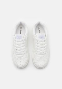 Weiße Sneakers mit durchbrochenen Details, flachen Schnürsenkeln und einem glatten, synthetischen Obermaterial. Mit einem Markenlabel auf der Zunge. Größe 37.