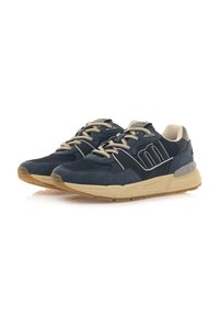 Zapatillas de deporte azul marino con materiales de malla y gamuza, cordones beige y suelas de goma texturizada. Presentan acentos perforados y un cuello acolchado.