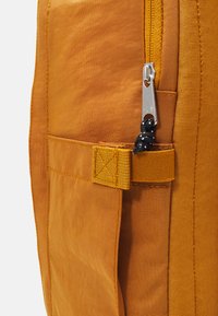 The North Face BERKELEY DAYPACK UNISEX - Ryggsekk - timber tan/black