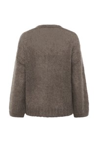 Brun stickad tröja med en texturerad, lös väv, vida ärmar och ribbad fåll. Bakpartiet har en rund halsringning och inga synliga stängningar.