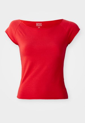 Camiseta vermelha de manga curta com um amplo decote estilo barco. Feita de tecido suave e liso, apresenta um corte justo e um detalhe minimal.