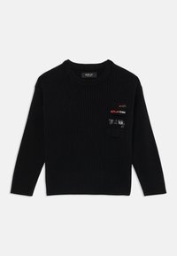 Pulover negru din tricot cu râuri, cu guler rotund și mâneci lungi. Are o plasă pe piept cu text și modele contrastante.