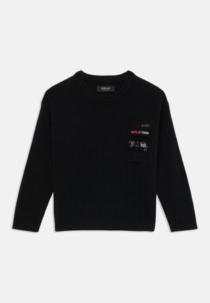 Maglione a coste nero con scollo rotondo e maniche lunghe. Presenta una tasca applicata sul petto con testo e fantasie a contrasto.