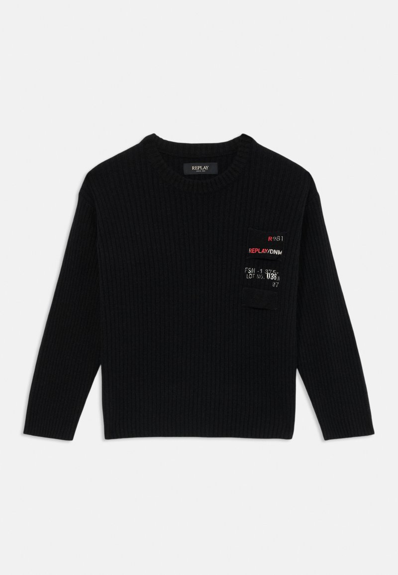 Pulover negru din tricot cu râuri, cu guler rotund și mâneci lungi. Are o plasă pe piept cu text și modele contrastante.