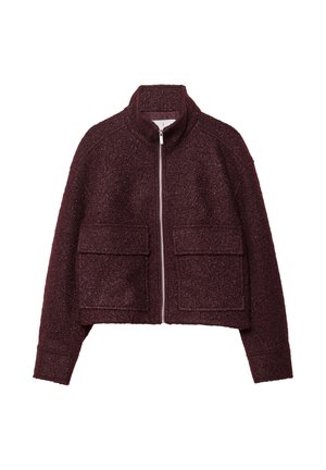 Veste cropped zippée bordeaux en tissu texturé, avec un col montant et deux poches avant.