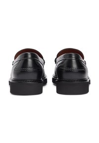 Μαύρα δερμάτινα παπούτσια με λείο φινίρισμα, στρογγυλεμένη μύτη και χαμηλό λαστιχένιο τακούνι. Λεπτομερής ραφή κατά μήκος των ραφών, σχέδιο με ανοιχτή πλάτη.