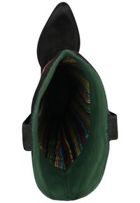 Botín de ante negro con puntera afilada y un interior verde que presenta un forro a rayas multicolor. Acentos laterales para un detalle adicional.