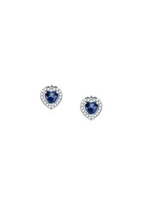Orecchini a forma di cuore con una pietra preziosa blu profondo circondata da un alone di pietre trasparenti, montati su un metallo di colore argento.