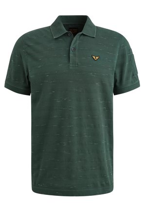Donkergroene polo met een gestructureerd patroon, drie-knoopsluiting en een gouden adelaars-embleem op de borst. Korte mouwen. Katoenmengsel.