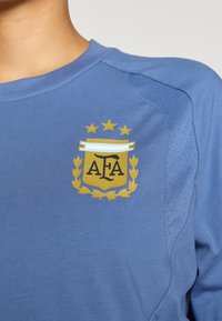 adidas Performance ARGENTINA TIRO TRAVEL TEE - Ένδυση εθνικής ομάδας - crew blue