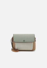 Sac crossbody avec une texture tissée, rabat vert, poche avant beige, côtés tan et bandoulière réglable marron avec quincaillerie dorée.