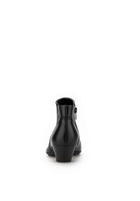 Zwarte leren enkelboots met een lage hak, gestructureerde zijkanten en een achterrits. Stiksel details verbeteren het ontwerp. Platte zool.