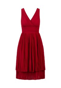 Robe plissée rouge avec un décolleté en V profond, corsage ajusté et design de jupe superposée. Fabriquée en tissu léger avec une texture fine.