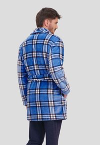 Bañador de cuadros azul y blanco hecho de suave forro polar, con cuello de chal, cinturón atado a la cintura y bolsillos laterales.
