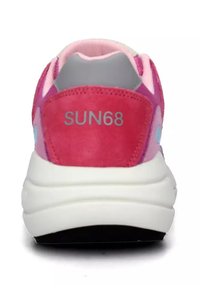 Sneaker multicolore con tomaia in suede rosa, tallone grigio e suola bianca. Logo "SUN68" in argento sul retro con dettagli in rete.
