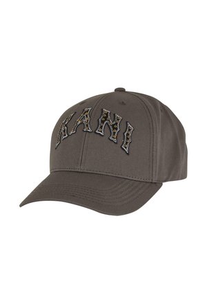 Graue Baseballmütze mit einem gebogenen Schirm und gesticktem "KANI"-Schriftzug, der mit Nieten akzentuiert ist. Der Stoff hat eine glatte und schlichte Textur.