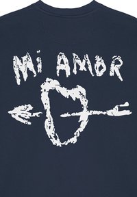 Felpa blu navy con grafica bianca che riporta il testo "Mi Amor" accompagnato da un cuore e una freccia, con un design invecchiato e texturizzato.