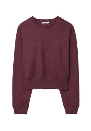 Bordeauxfarbener, kurz geschnittener Langarmpullover mit geripptem Rundhalsausschnitt, Bündchen und Saum, flach auf einem weißen Hintergrund ausgelegt.