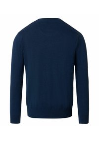 Marineblauwe gebreide trui met lange mouwen, ronde hals en geribbelde manchetten en zoom. Zachte textuur en minimalistisch ontwerp.