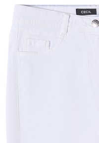 Close-up af hvide denimjeans, der viser forlomme, møntlomme, bæltestropper, metal knap og "CECIL" mærkeetiket.