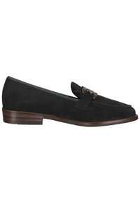 Mocassin en daim noir avec petit talon en bois et détail de boucle en métal sur le cou-de-pied, vue de côté sur fond blanc.