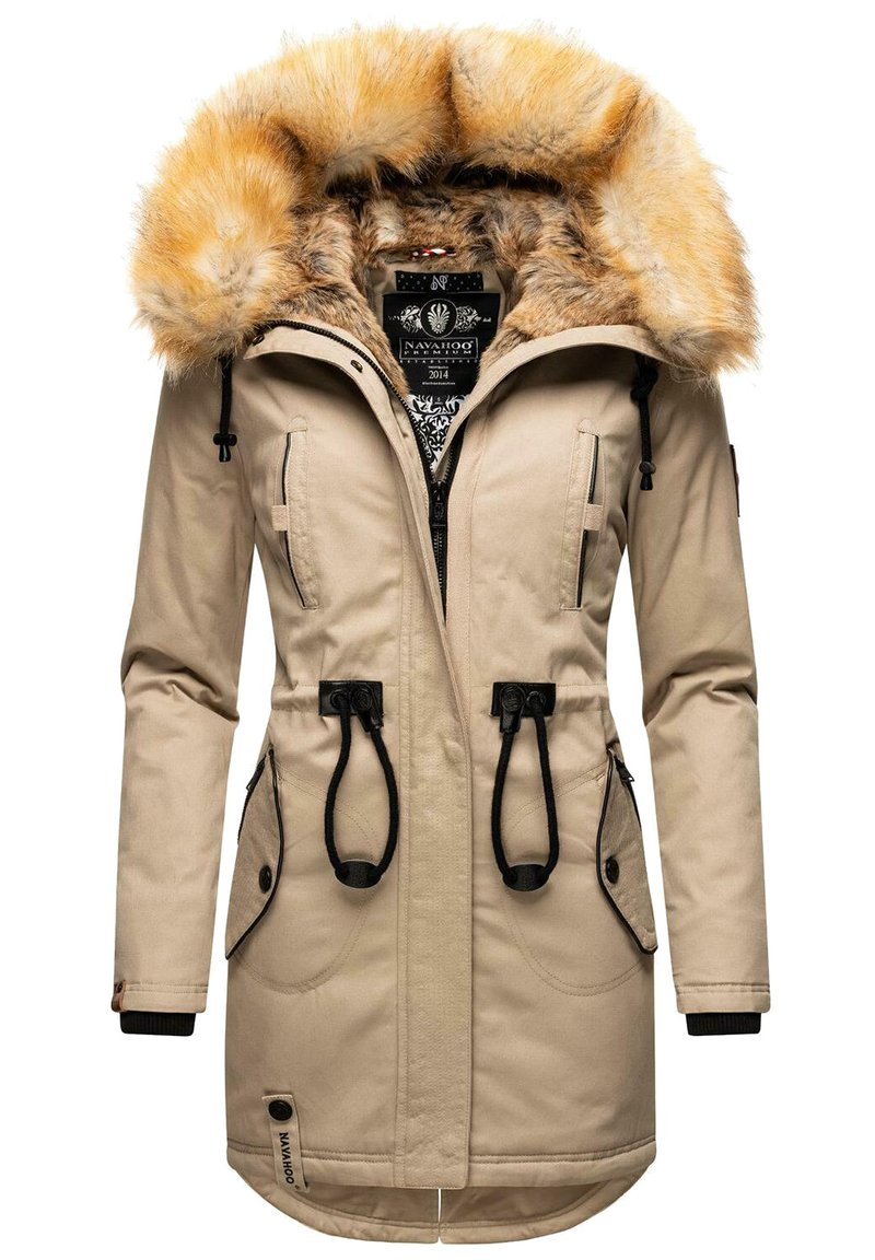 Giacca parka color sabbia con cappuccio foderato in pelliccia sintetica, dettagli neri, vita regolabile con cordino e molteplici tasche frontali. Tessuto testurizzato per il calore.