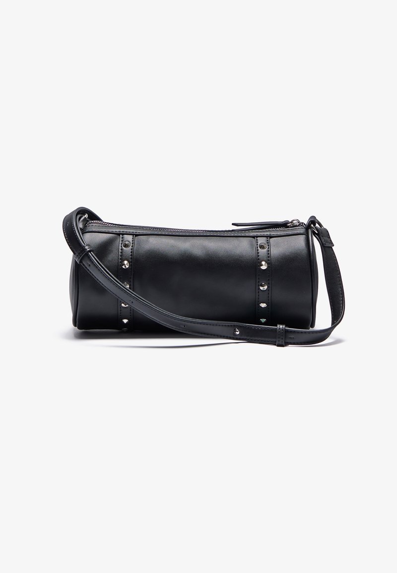 Sac à main cylindrique en cuir noir avec fermeture éclair, bandoulières verticales cloutées et une bandoulière réglable sur fond blanc.