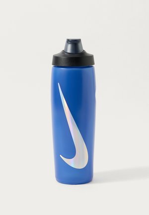 Bouteille d'eau de sport bleue avec un bouchon à clapet noir et un grand logo réfléchissant Nike Swoosh sur le devant.