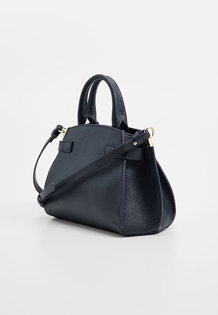 Borsa a tracolla in pelle di colore blu scuro con una texture, dotata di due manici superiori e di una tracolla staccabile, caratterizzata da hardware in tonalità oro e un design strutturato.