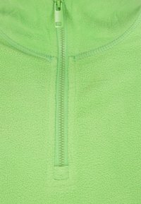 Groene fleece quarter-zip met een gestructureerd oppervlak, met een bijpassende ritssluiting en stiksels. De stof lijkt zacht en warm te zijn.