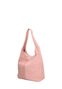 Zachte roze suede schoudertas met een brede schouderriem en een ontspannen rechthoekige vorm, weergegeven tegen een witte achtergrond.