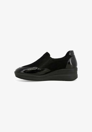 Scarpa nera slip-on con una combinazione di suede opaco e pelle verniciata lucida. Presenta una suola a zeppa spessa, punta rotonda e pannelli laterali elasticizzati.