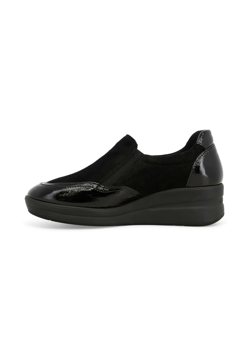 Scarpa nera slip-on con una combinazione di suede opaco e pelle verniciata lucida. Presenta una suola a zeppa spessa, punta rotonda e pannelli laterali elasticizzati.