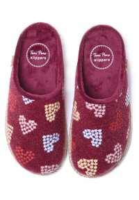 Chaussons en feutre bordeaux ornés de motifs en forme de cœur dans des couleurs pastel, avec un intérieur rembourré et un bord tissé. Étiquetés "Chaussons Toni Pons."