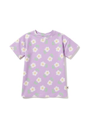 Lawendowy t-shirt z krótkim rękawem, z wzorem białych kwiatów i zielonych liści, z okrągłym dekoltem i małą tkaną metką na bocznym szwie.