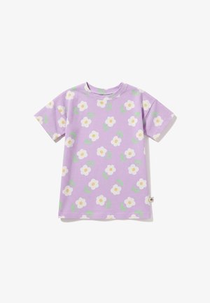 Lawendowy t-shirt z krótkim rękawem, z wzorem białych kwiatów i zielonych liści, z okrągłym dekoltem i małą tkaną metką na bocznym szwie.