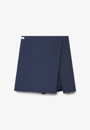 Cache-cœur bleu marine, fabriqué en tissu doux avec une texture lisse. Présente des lignes épurées et des coutures soignées ; le bord arbore une étiquette minimaliste.