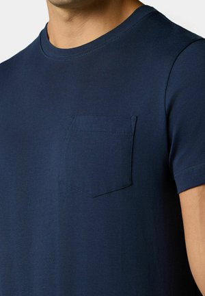 Marineblauwe t-shirt met korte mouwen, gemaakt van gladde stof, met een borstzakje met klep en een ronde hals.