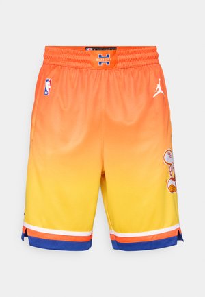 Košarkaške kratke hlače u gradijentu od narančaste do žute, s mrežastom tkaninom, bijelim Jordan logom i detaljem s crtanog junaka sa strane. Elastičan pojas.