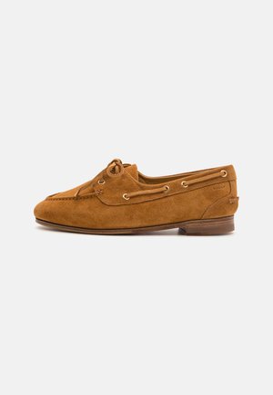 Loafers din suede, de culoare bej, cu vârf rotund, cusături decorative, șireturi din piele și toc mic din lemn. Captuseală interioară netedă.