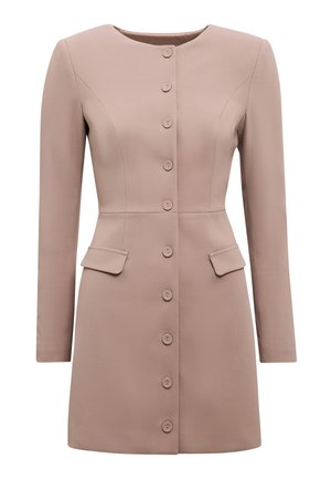 Abito cappotto beige talpa con maniche lunghe, scollo rotondo, bottoni frontali, vita sagomata e due tasche con pattina all'altezza dei fianchi.