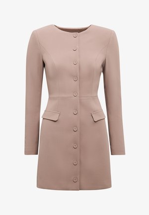 Langermet kåpekjole i taupe beige med rund hals, knapper foran, innsvingt midje og to klafflommer på hoftenivå.