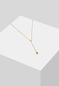 Guld vedhæng halskæde med en tynd kæde og et dråbe-design, der ender i en lille rund perle, der viser en glat, skinnende overflade.
