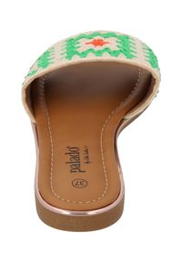 Sandálky bez prstů, které mají tkaný vzor v zelené, bílé a oranžové barvě, s koženou stélkou v barvě tan a hladkou, zaoblenou podrážkou.